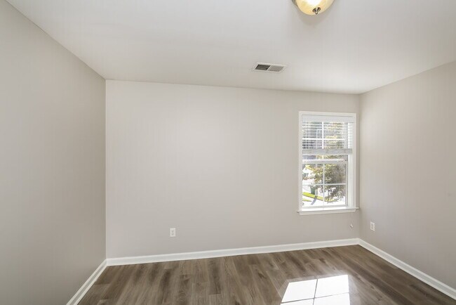 Building Photo - 4902 Shadow Cove