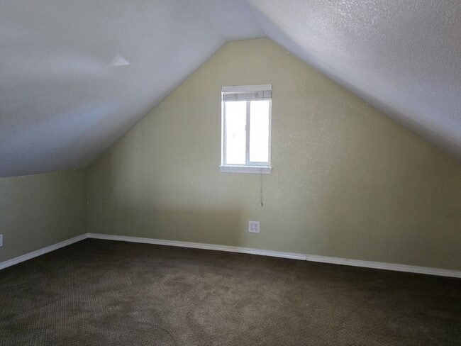 Building Photo - Bring the Pets!  Midtown 2 Bdrm Cottage, w/Den, 2 bath, All Appliances incl washer/dryer, Storage