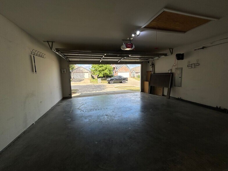 Building Photo - 753 Bridle Trail