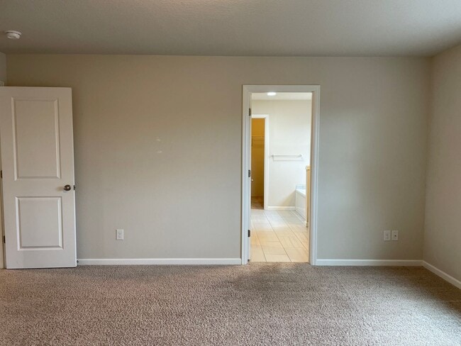 Building Photo - Beautiful 4 Bedroom 2.5 Bath Home Located ...
