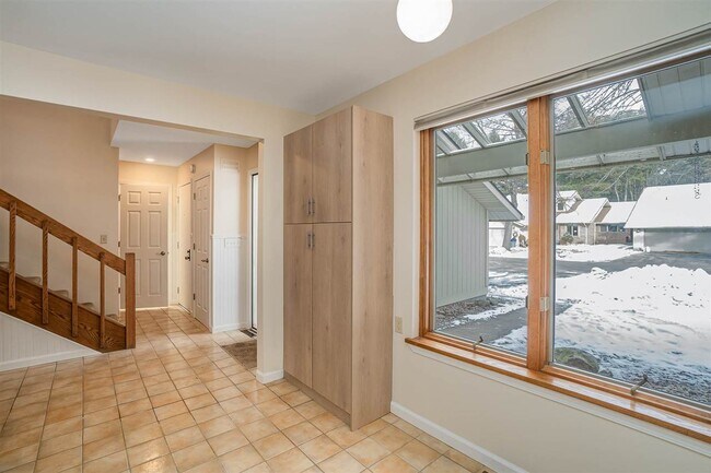 Building Photo - 3301 Thornbrook Ct