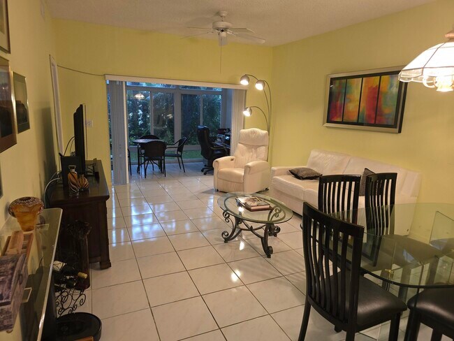 Building Photo - 5084 Rose Hill Dr