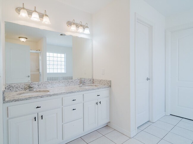 Building Photo - 2309 SW Primrose Ave