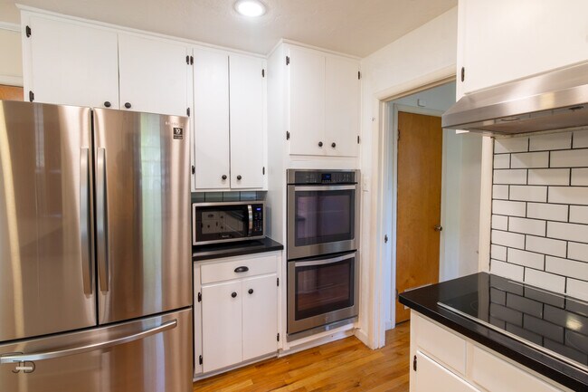 Building Photo - 1556 Singleton Ave