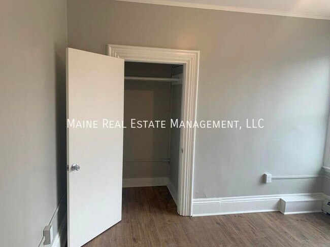 Building Photo - 372 Hammond St