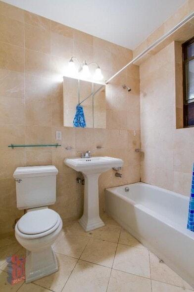 Building Photo - 246 Mott St