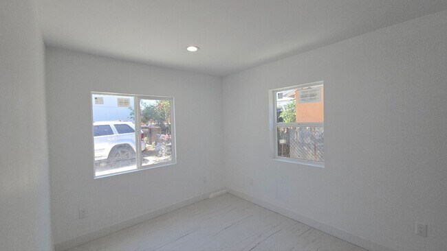 Building Photo - 1319 E 59th Pl