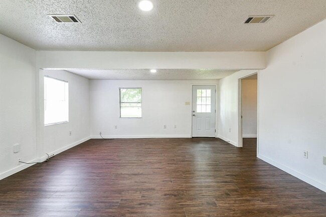 Building Photo - 24204 Linda Ln