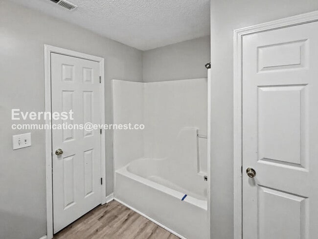 Building Photo - 3 Bed, 2 Bath Home with Garage / Pet-Friendly / Vouchers Accepted / Available Now!