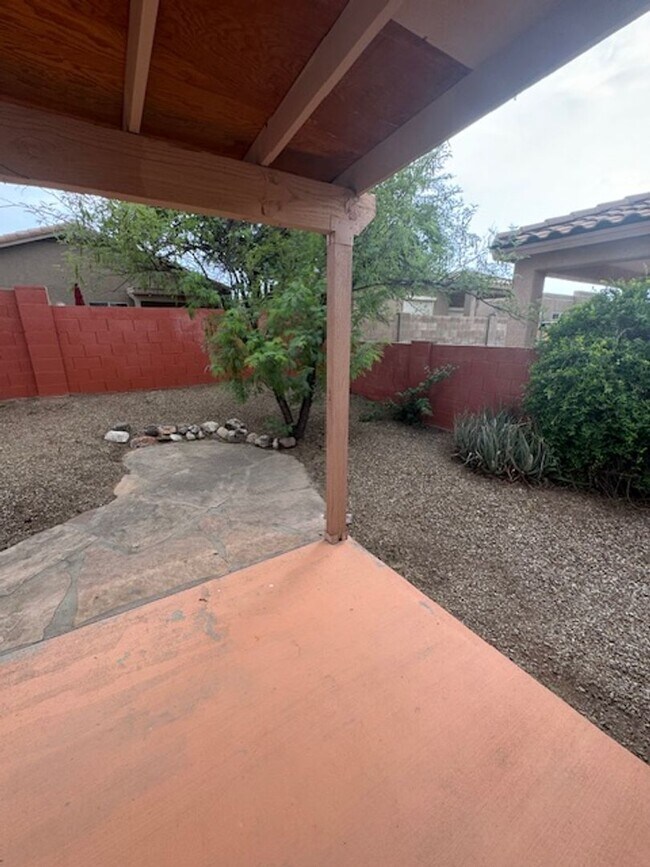 Building Photo - NW- 3 bedroom/ 2 bathroom with 2 car garage