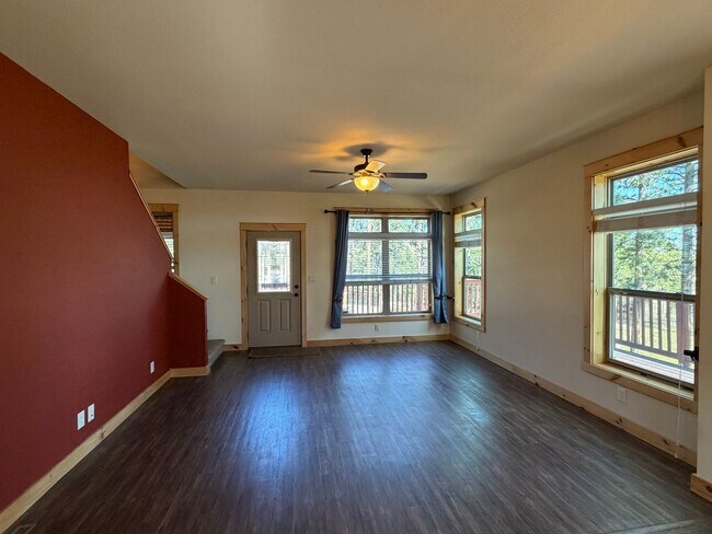 Building Photo - 348 La Escena Dr
