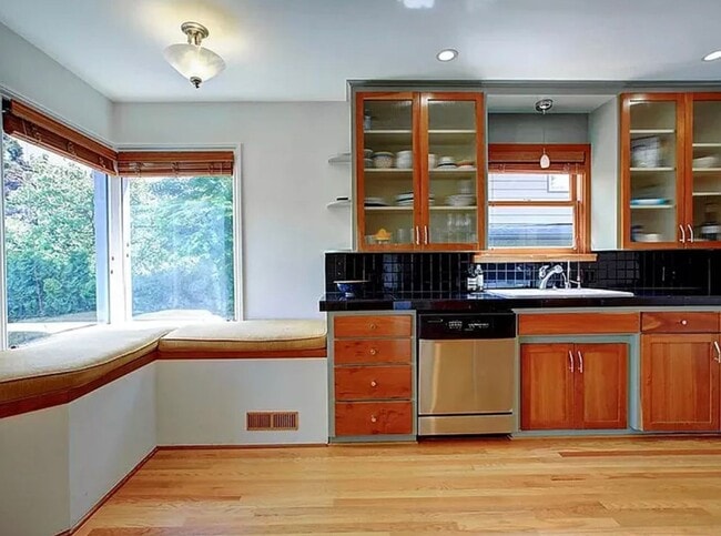 Building Photo - Traditional Home in Capitol Hill with Fenced Back Yard