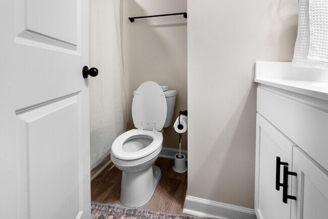 Building Photo - 2 Bed 2.5 Bath Townhome