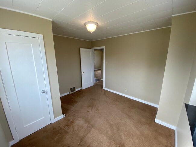 Building Photo - 154 Columbus Way