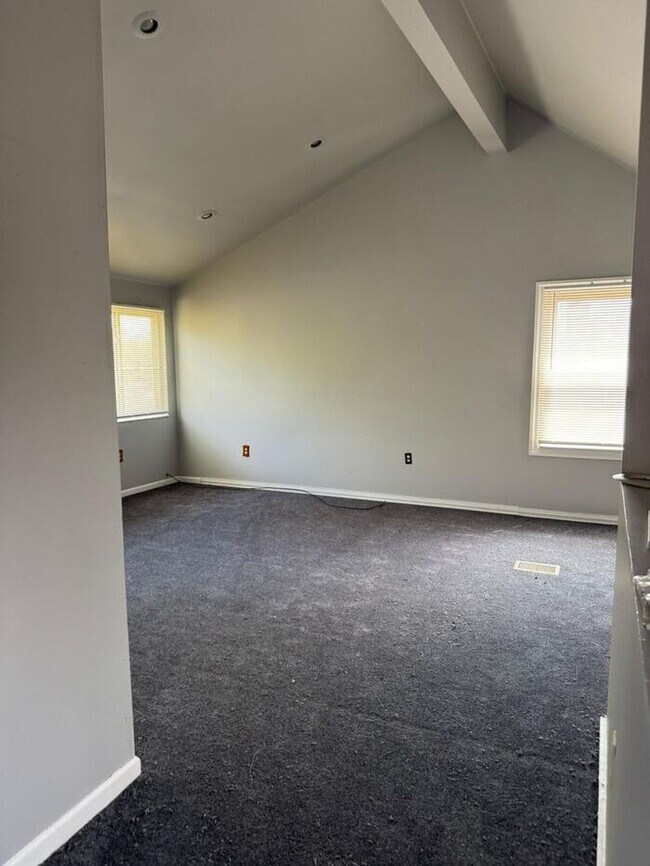 Building Photo - Detached Garage- 2 bathrooms - Section 8 Accepted !