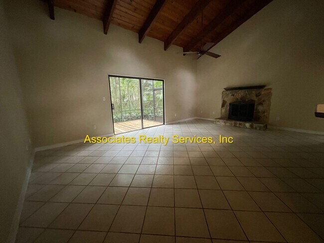 Building Photo - 3/2 North West!- 2 Weeks Free rent with im...