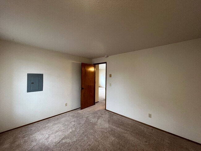 Building Photo - Great Two Bedroom in Roosevelt Neighborhood