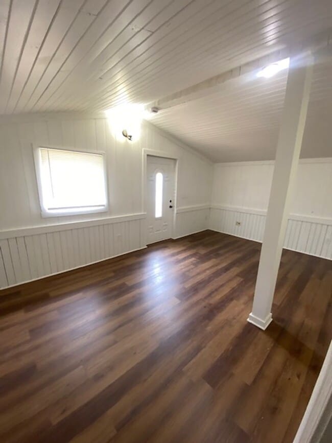 Building Photo - Beautifully upgraded studio unit