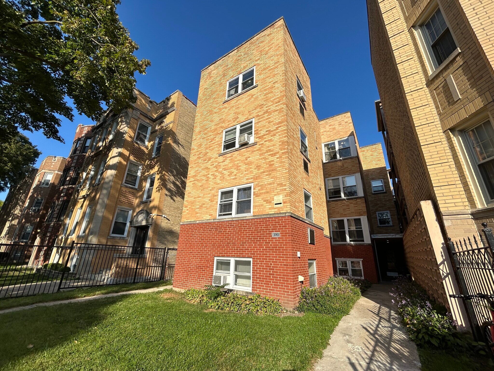 Building Photo - 6535 N Mozart St