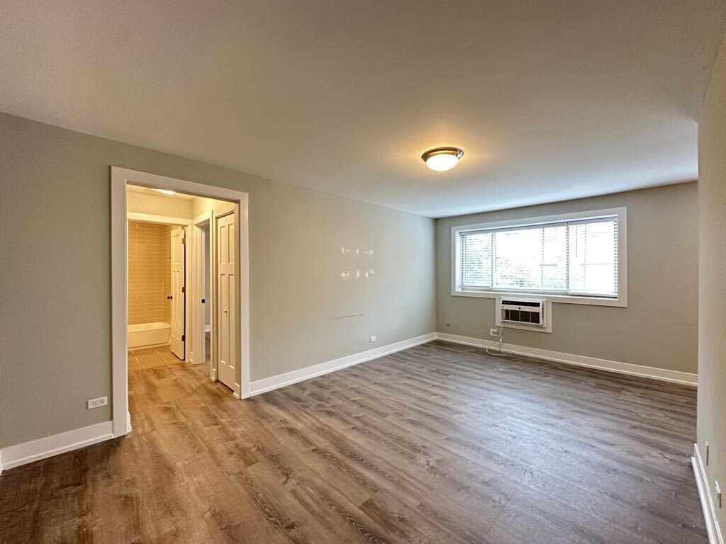 Building Photo - 535 W Surf St