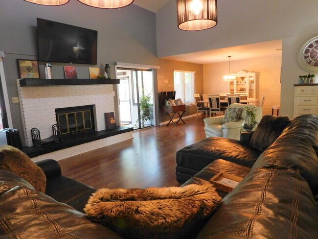 Building Photo - 939 Ridgewood Way