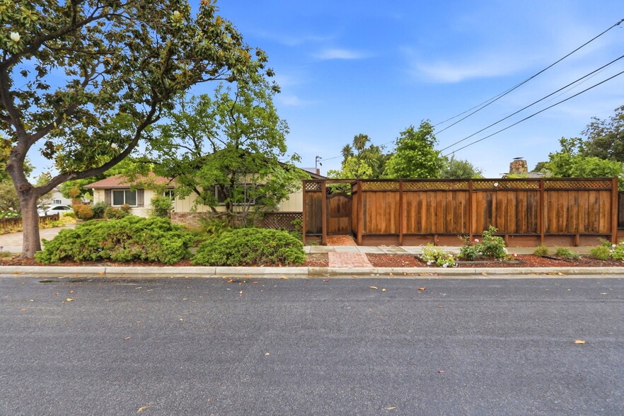 Building Photo - 927 Lorne Way