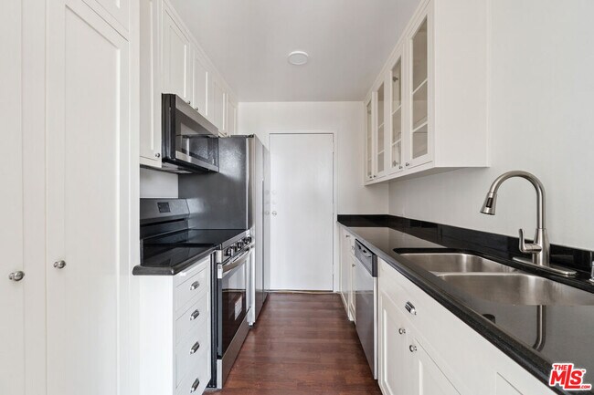Building Photo - 100 S Doheny Dr