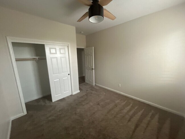 Building Photo - 4 Bedroom 2 Bathroom in SE Visalia with Po...