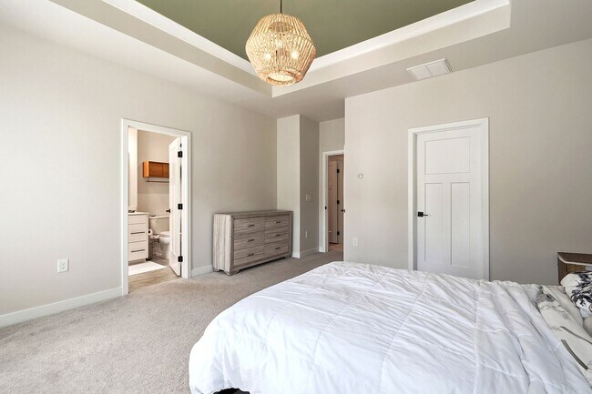 Building Photo - BEAUTIFUL TOWNHOME IN A GREAT AMENTIES!