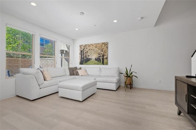 Building Photo - 29 Prominence