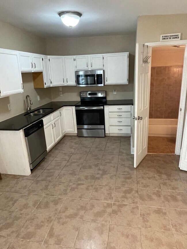 Building Photo - 2BD/1.5BA One Block Off St Charles Ave.