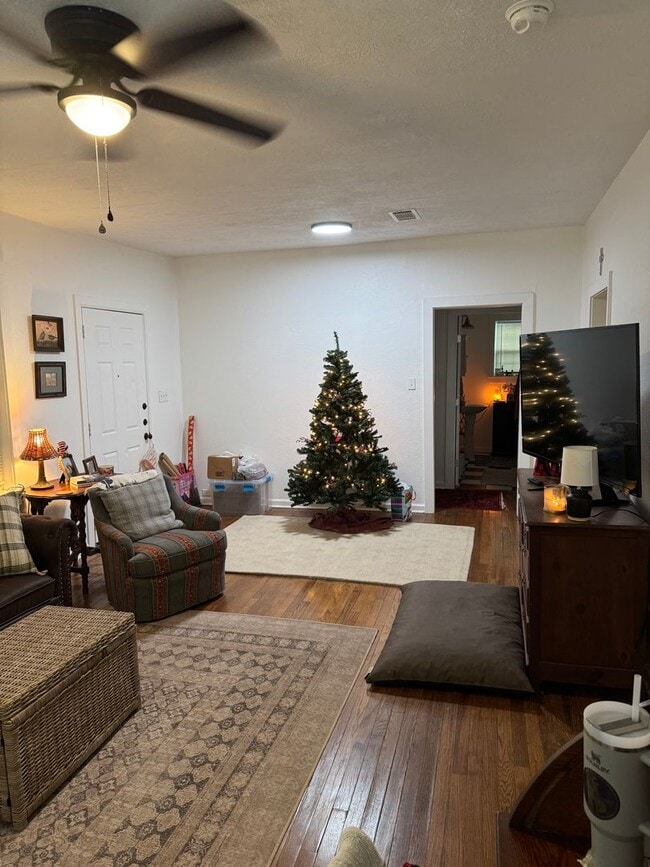 Building Photo - August Move-In! Charming 2/1 house near Do...