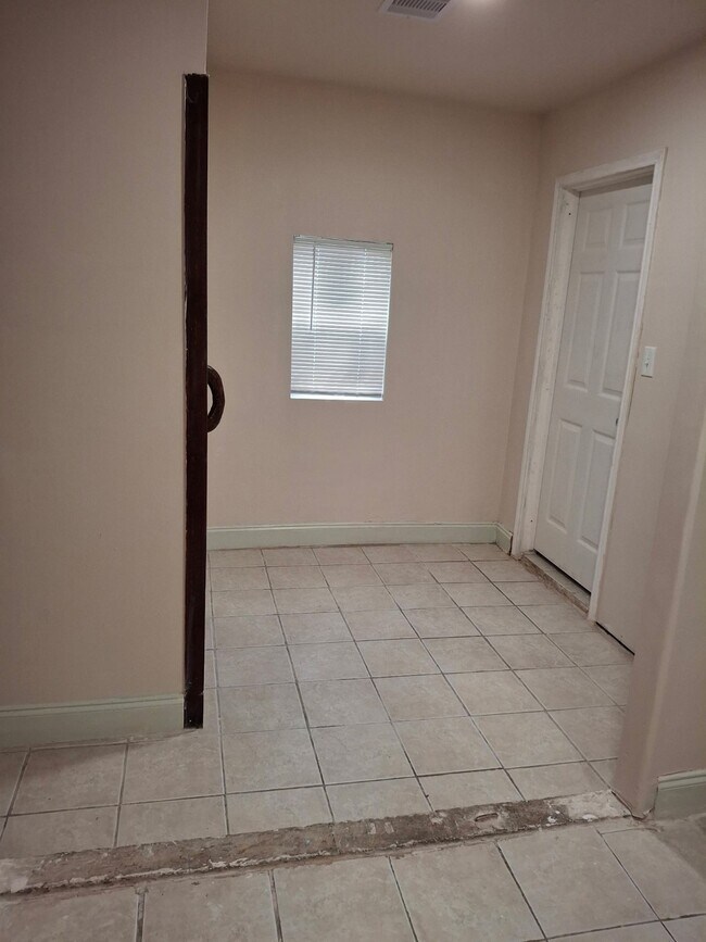 Building Photo - 7525 Edna St