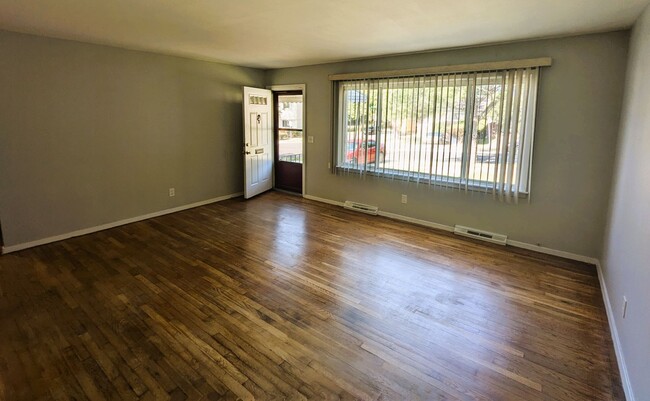 Building Photo - 3 bedroom, 1 bathroom home in College Hill...