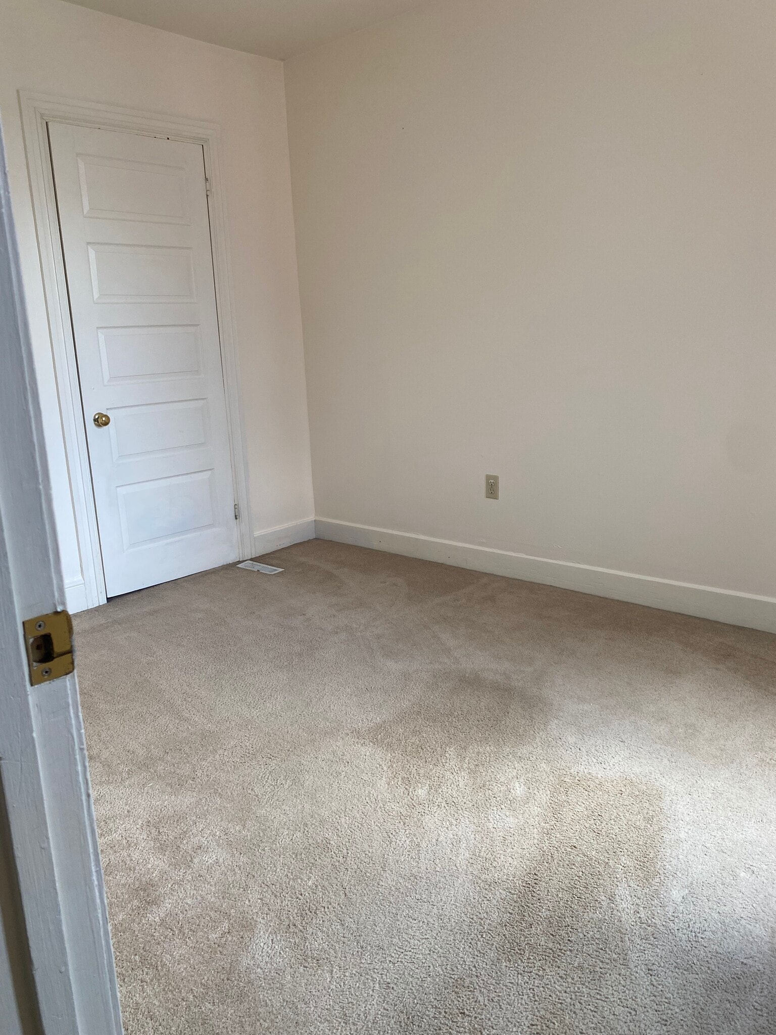 Bedroom - 1039 W Poplar St
