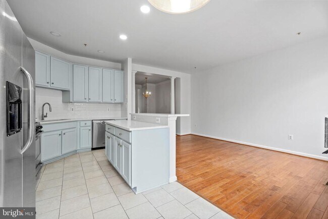 Building Photo - 13044 Town Commons Dr