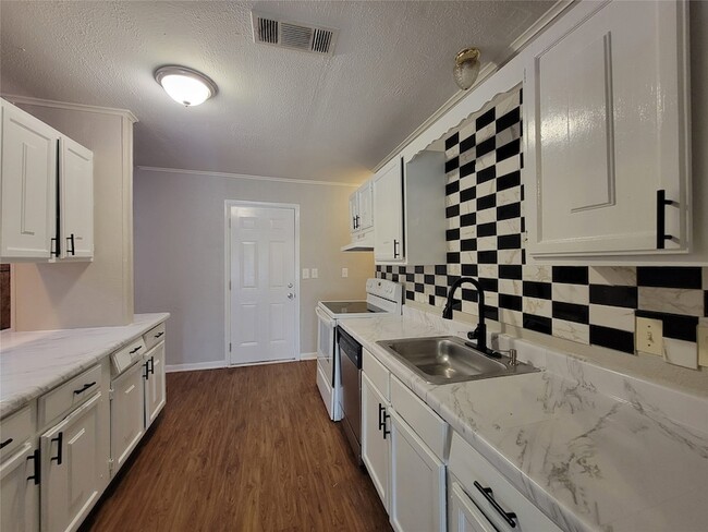 Building Photo - 1552 Cheyenne Rd