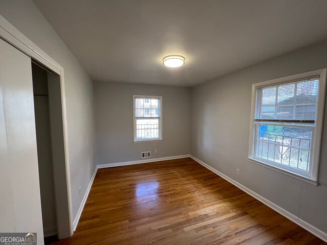 Building Photo - 827 Marstevan Dr NE