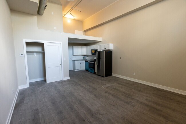 Building Photo - 4627 E Thompson St