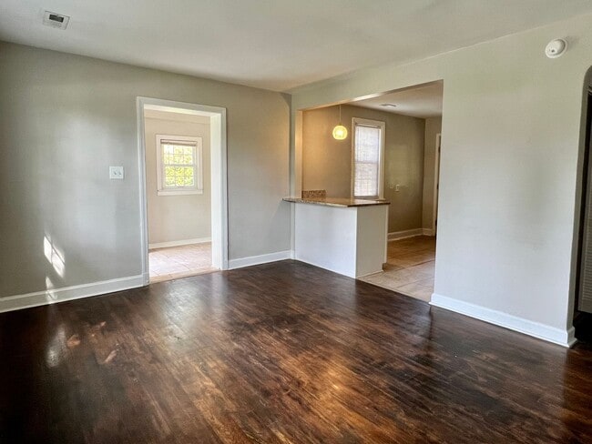 Building Photo - Charming 2 bedroom, 1 bathroom Rancher in ...