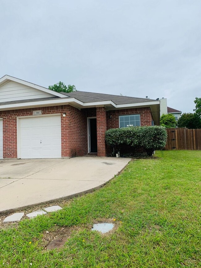 Building Photo - Charming 3/2 Duplex with Garage — No Carpet, Fenced Yard!