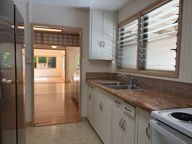 Building Photo - Very Spacious, Well Maintained, Hidden Gem on Quiet Street