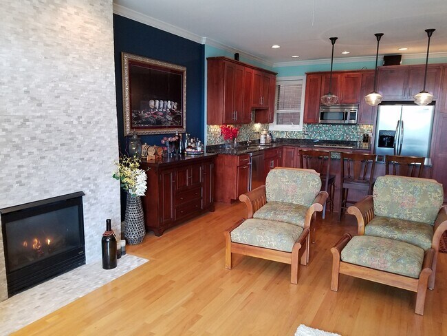 Building Photo - 5053 N Clark St