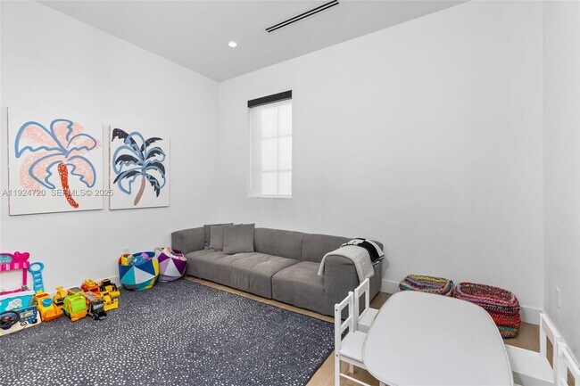 Building Photo - 895 NE 76th St