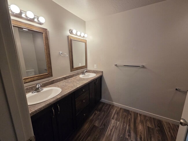 Building Photo - Spacious 4 Bedroom Home!