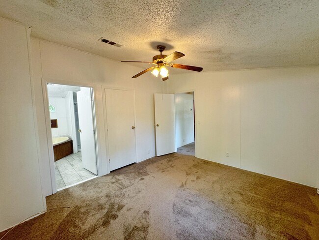 Building Photo - 5872 Pine Creek Dr