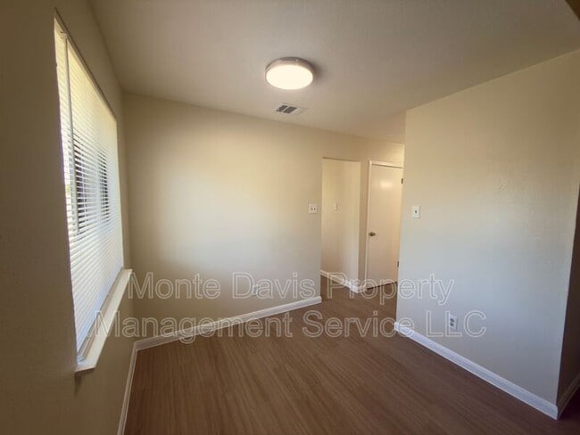 Building Photo - 1614 W Braker Ln