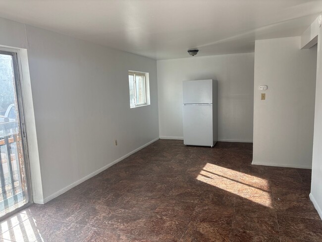 Building Photo - 2 Bedroom in Building near Farquhar Park -...