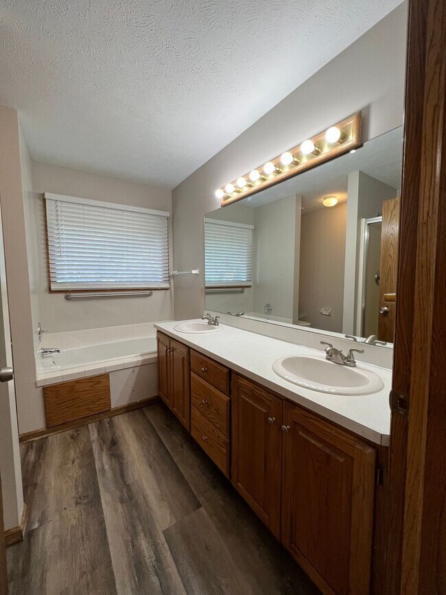 Building Photo - 3 Bedroom With 4th Non-Conforming In Diamo...