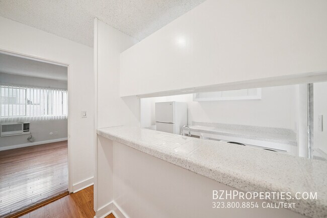 Building Photo - 7545 Hampton Ave